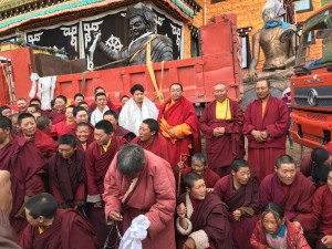 Gebchak nuns and lamas proudly welcome new Guru Rinpoche statues to their temple